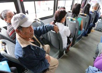 Proyecto de ley propone que adultos mayores paguen medio pasaje en transporte público