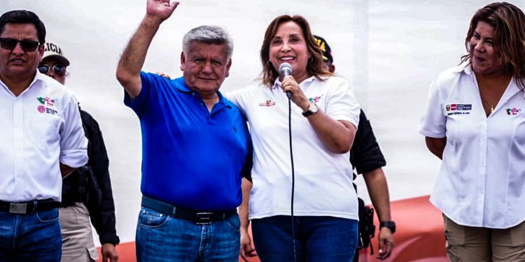 Dina Boluarte: “César Acuña es el papá de La Libertad y yo soy la mamá de todo el Perú”