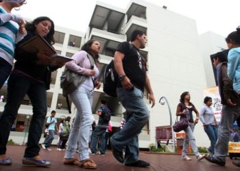 Proponen ley para obtener bachiller y título en solo tres años de estudios universitarios