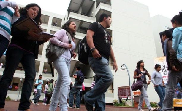 Proponen ley para obtener bachiller y título en solo tres años de estudios universitarios