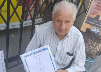 Anciano vende sus poemas a 1 sol por el sueño de publicar su libro