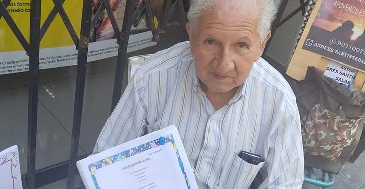 Anciano vende sus poemas a 1 sol por el sueño de publicar su libro