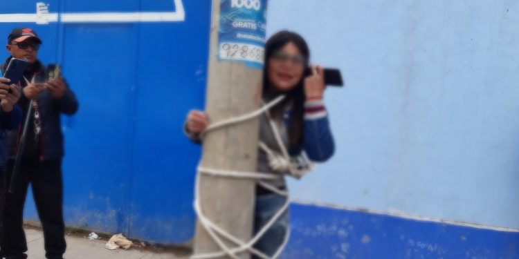 Puno: Mujer fue amarrada a un poste para que sus cómplices devuelvan dinero robado