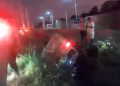 Chofer se salva de milagro: Auto cae en acequia frente a la ciudad universitaria