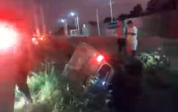 Chofer se salva de milagro: Auto cae en acequia frente a la ciudad universitaria