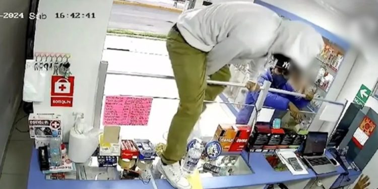 Encapuchados asaltan farmacia cerca de la Municipalidad de Parcona