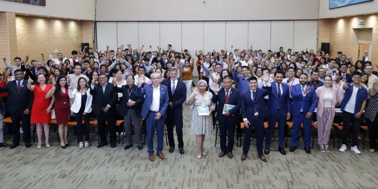 UTP otorgó becas a más de 550 egresados de los colegios de alto rendimiento (COAR)