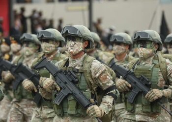 Denuncian manipulación y reconstrucción artesanal de más de 100 fusiles en el Ejército del Perú