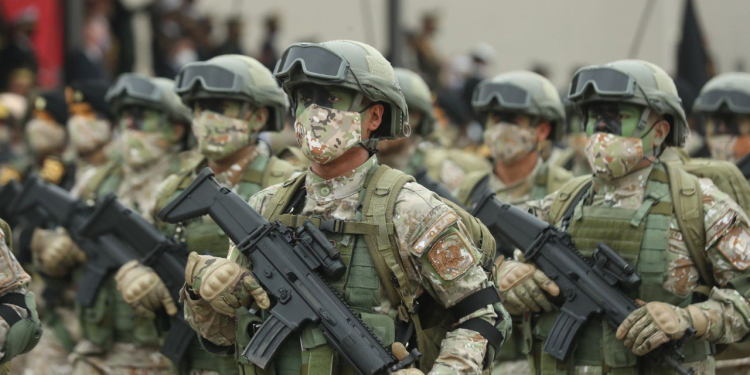 Denuncian manipulación y reconstrucción artesanal de más de 100 fusiles en el Ejército del Perú