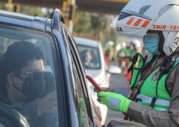 ¿Qué pasa si no puedo mostrar mi licencia electrónica cuando me interviene un policía?