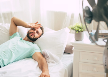 ¿Es seguro dormir con el ventilador encendido? Expertos advierten sobre posibles riesgos para la salud respiratoria