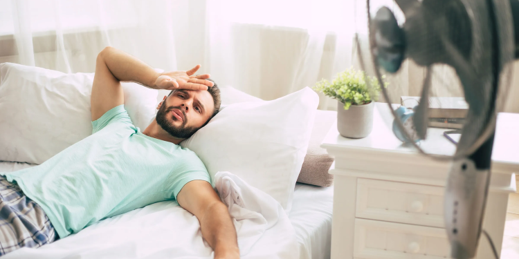 ¿Es seguro dormir con el ventilador encendido? Expertos advierten sobre posibles riesgos para la salud respiratoria