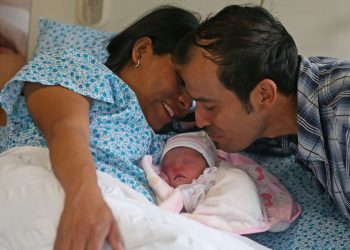Padres no podrán ser despedidos hasta que su hijo cumpla un año de edad