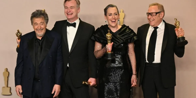 Oppenheimer arrasa en los Premios Oscar 2024 con siete estatuillas
