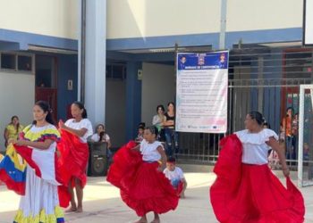 Entonan himnos de Perú y Venezuela en colegios de Chiclayo