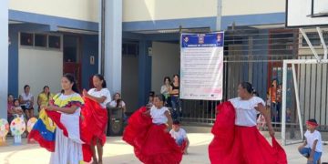 Entonan himnos de Perú y Venezuela en colegios de Chiclayo