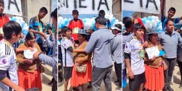 Joven se niega a recibir su medalla y pide que se la coloquen a su madre: «te mereces todo»
