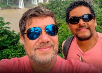 Hombre se divorcia de su esposa tras 26 años de casados y se enamora de su vecino