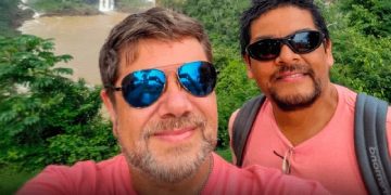 Hombre se divorcia de su esposa tras 26 años de casados y se enamora de su vecino