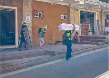 Padre carga el ataúd de su bebé y sus hijos llevan las flores, solo ellos asistieron al funeral