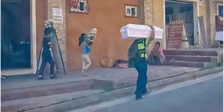 Padre carga el ataúd de su bebé y sus hijos llevan las flores, solo ellos asistieron al funeral