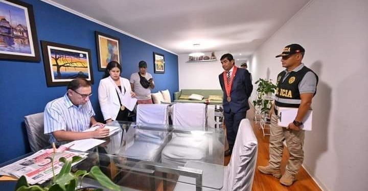 Martín Vizcarra afirma haber solicitado el allanamiento de su vivienda, pero Fiscalía lo desmiente
