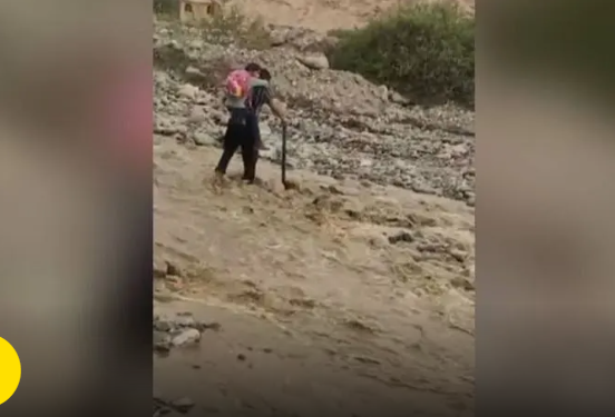 Profesor tacneño cruza río con alumna para que asista a clases