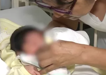 Mujer abandonó a su bebé en baño de galería