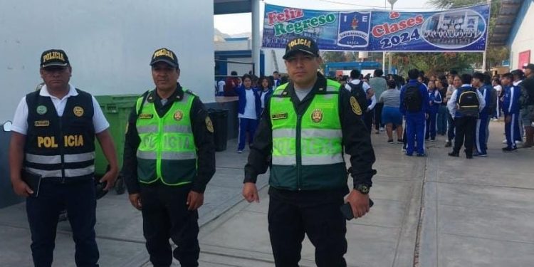 Policía brinda servicio de seguridad en las puertas de todas las Instituciones Educativas del departamento de Ica