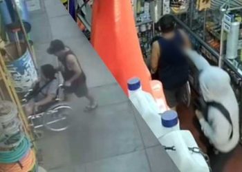 Asesinan a joven cuando acompañaba a su mamá en silla de ruedas