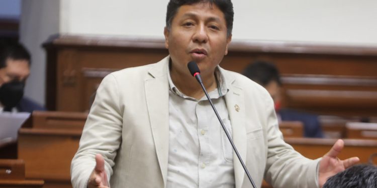 Allanan oficinas y vivienda de congresista Raúl Doroteo