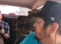 Taxista olvida que tenía pasajera a bordo y se va a su casa