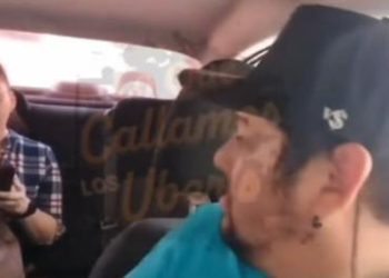 Taxista olvida que tenía pasajera a bordo y se va a su casa