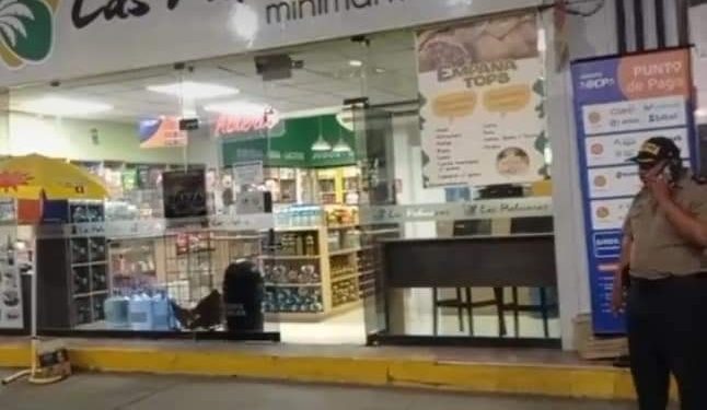 Asaltan a mano armada minimarket Las Palmeras