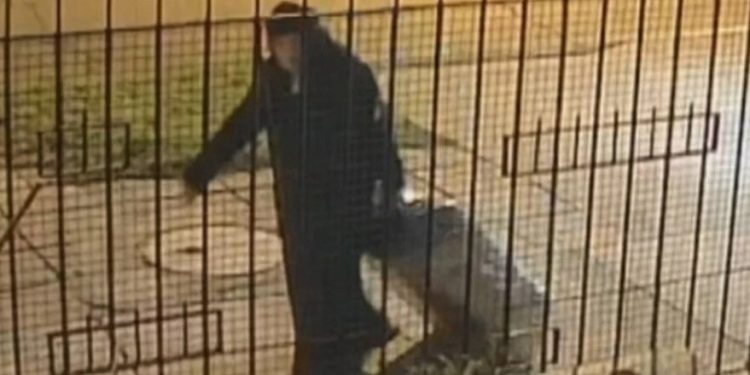 La insólita historia detrás de la falsa monja que llevaba un cadáver en su maleta