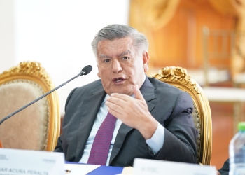 César Acuña niega haber regalado un Rolex a la presidenta Dina Boluarte