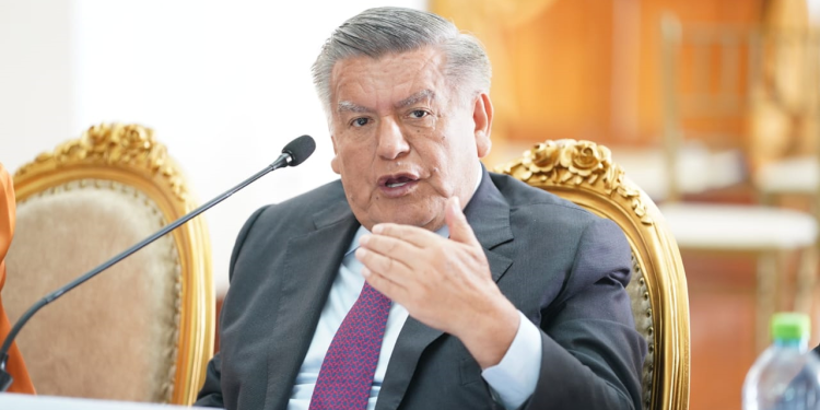 César Acuña niega haber regalado un Rolex a la presidenta Dina Boluarte