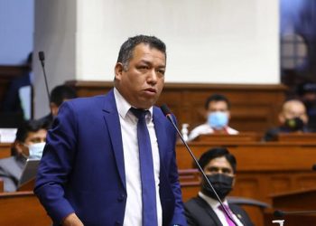Fiscalía investiga a Darwin Espinoza por presunto uso indebido de recursos del Congreso para promover su partido político
