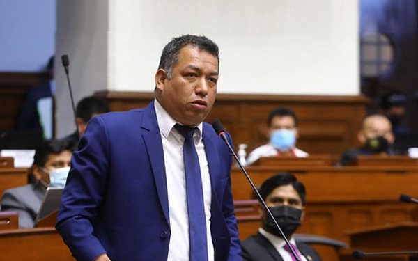 Fiscalía investiga a Darwin Espinoza por presunto uso indebido de recursos del Congreso para promover su partido político
