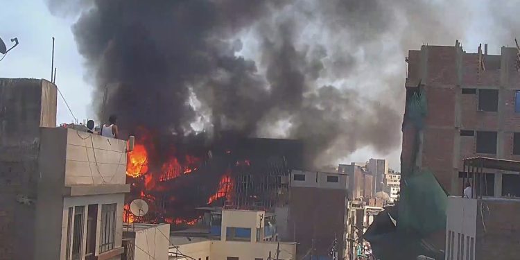 Pavoroso incendio se registró en el cercado de Lima