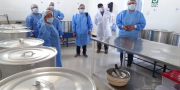 Qali Warma: Autoridades locales e integrantes del Comité de Alimentación Escolar visitan planta de producción de raciones