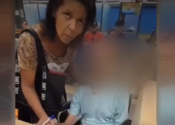 Mujer lleva cadáver en silla de ruedas al banco para intentar sacar un préstamo