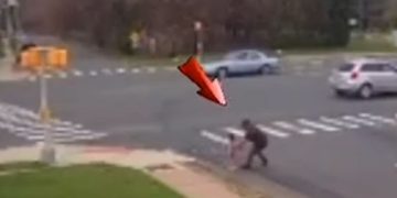 Salvan a niña que corría en medio de los autos