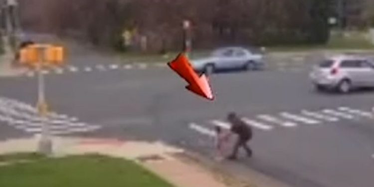 Salvan a niña que corría en medio de los autos