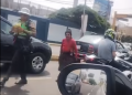 Policía ayuda a abuelita vendedora de caramelos para costear sus medicamentos [VIDEO]