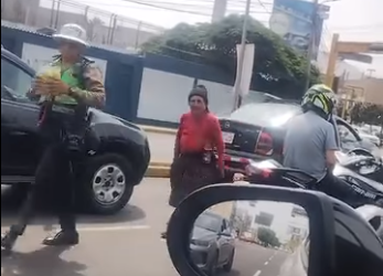 Policía ayuda a abuelita vendedora de caramelos para costear sus medicamentos [VIDEO]