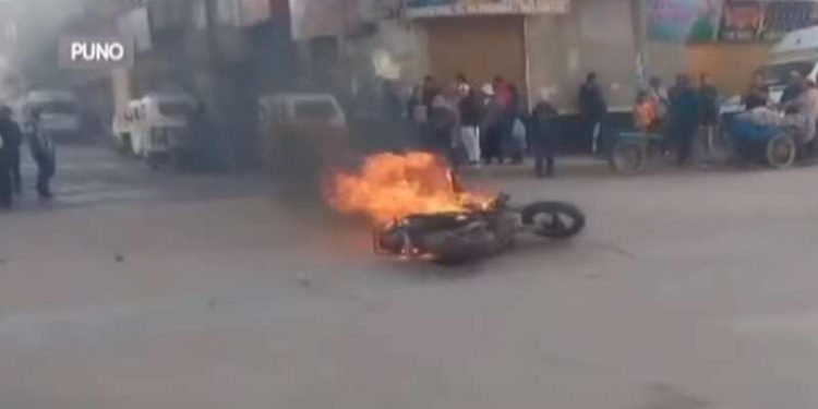 Población quemó motocicleta de delincuente tras cometer robo