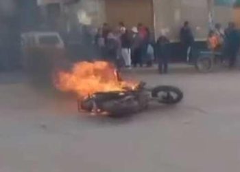 Población quemó motocicleta de delincuente tras cometer robo