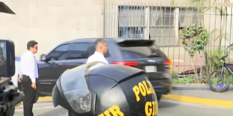 Dina Boluarte llegó a la fiscalía por el ‘caso rolex’