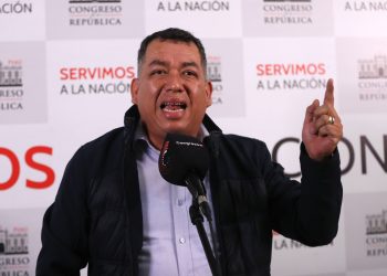Darwin Espinoza se defiende ante la prensa: «hay congresistas homosexuales que contratan a sus parejas»